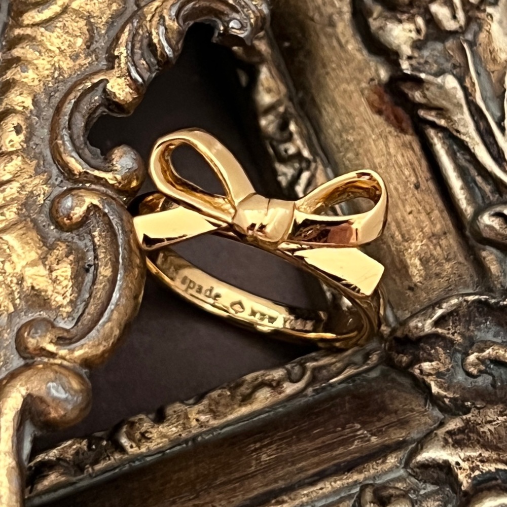 KATE SPADE • Gold Skinny Mini Bow Ring - Picture 1 of 3